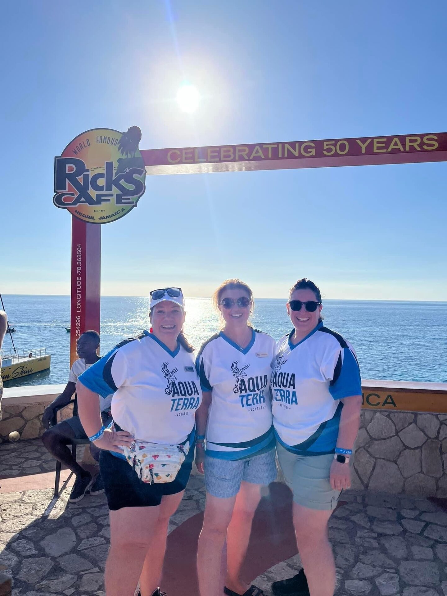 Trois conseillères AquaTerra sous l’enseigne du Rick’s Café à Negril Trois conseillères AquaTerra sous l’enseigne du Rick’s Café à Negril