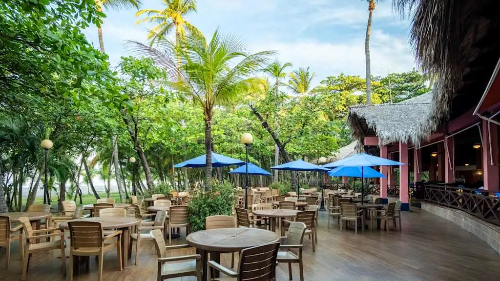 Une zone a manger externe au Barcelo Montelimar Nicaragua avec Voyages Aqua Terra Une zone a manger externe au Barcelo Montelimar Nicaragua avec Voyages Aqua Terra