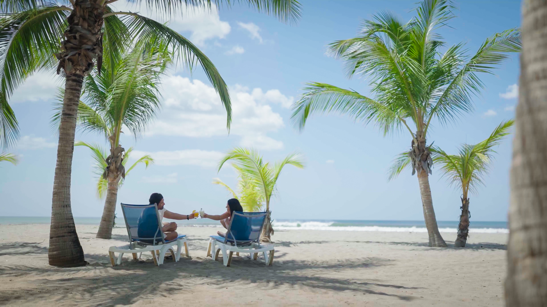 Un couple a la plage au Barcelo Montelimar Nicaragua avec Voyages Aqua Terra Un couple a la plage au Barcelo Montelimar Nicaragua avec Voyages Aqua Terra