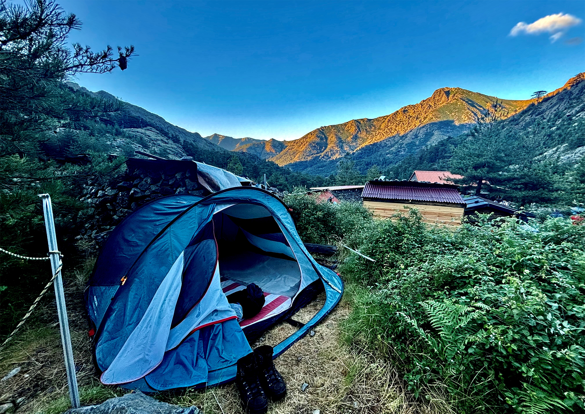 Installation des tentes près d'un refuge du GR20 Installation des tentes près d'un refuge du GR20