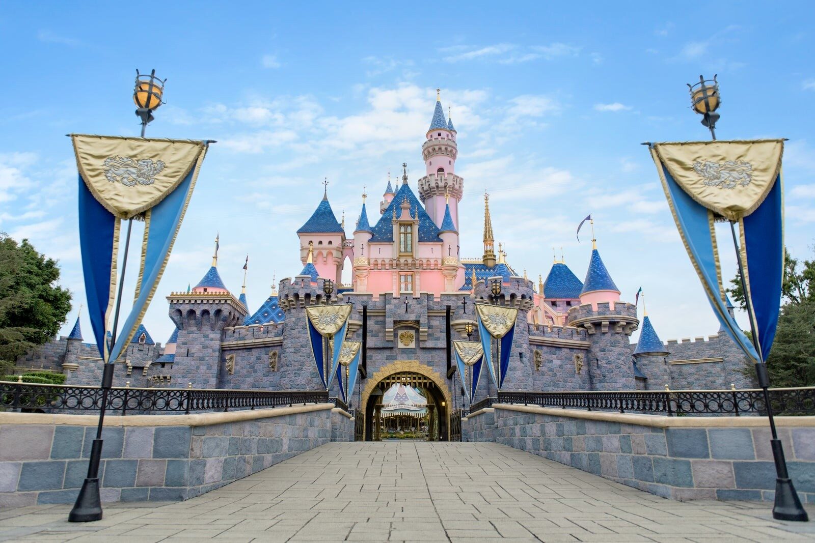 Le château de la Belle au bois dormant vu de face, encadré de ses bannières, au parc Disneyland en Californie Le château de la Belle au bois dormant vu de face, encadré de ses bannières, au parc Disneyland en Californie