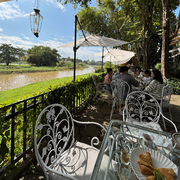 Térasse extérieure du Chivit Thamma Da Coffee House