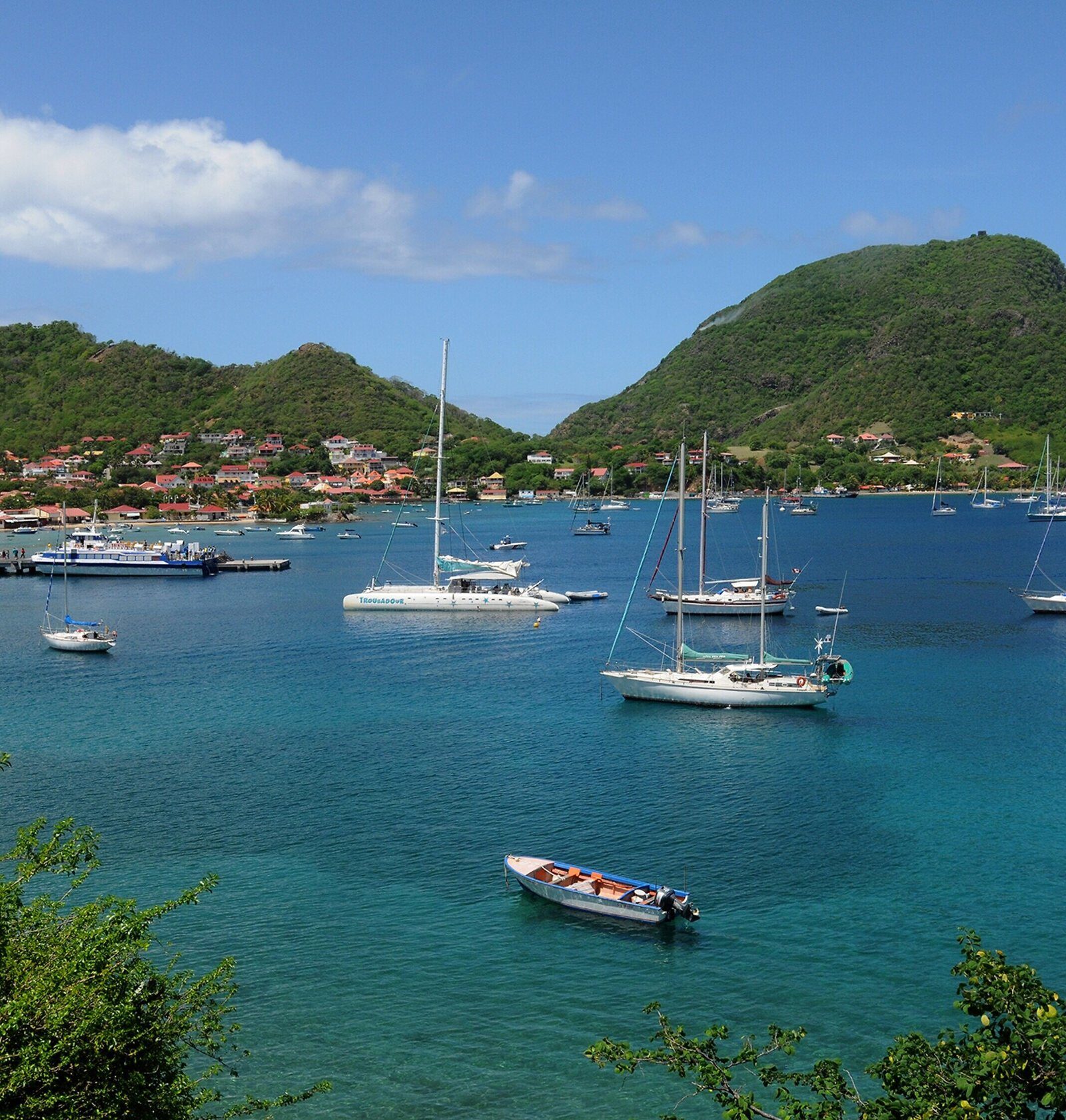 Voiliers au mouillage dans une baie des Antilles