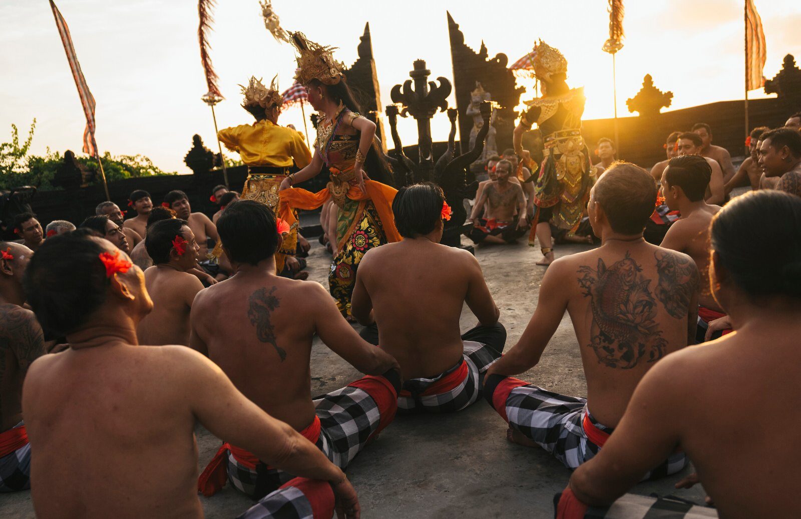 Danse du kecak au coucher du soleil à Bali