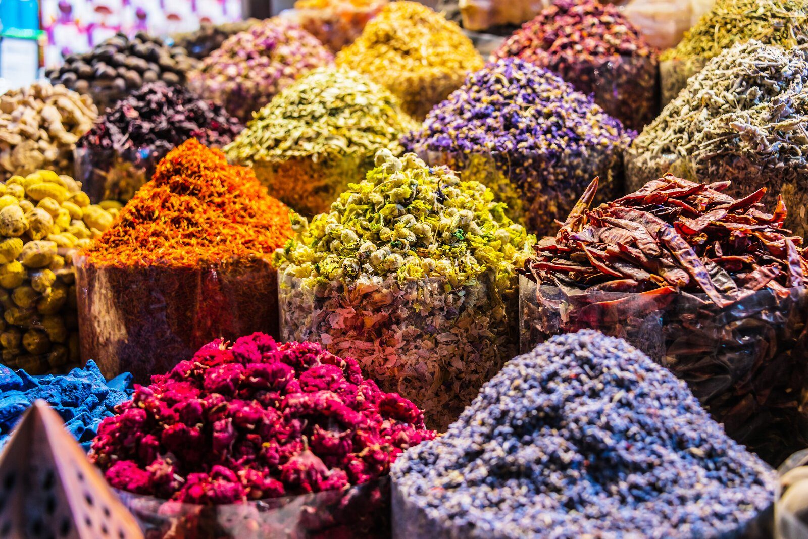 Épices colorées au souk de Dubaï
