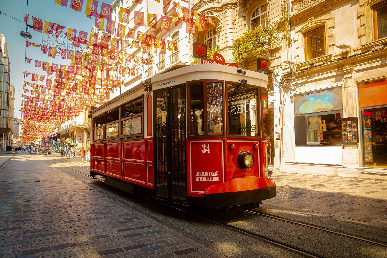 Tramway rouge sur l