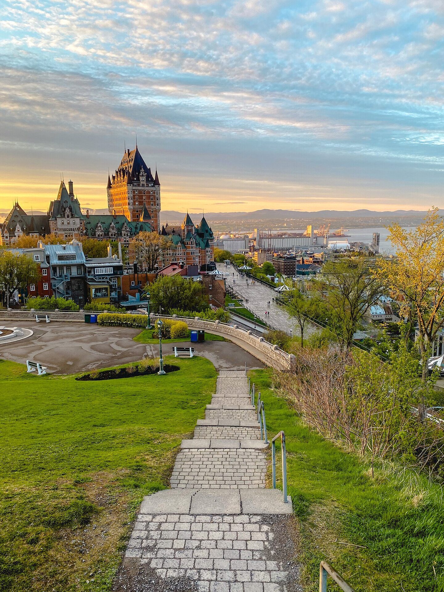 Le Château Frontenac dominant le Vieux-Québec