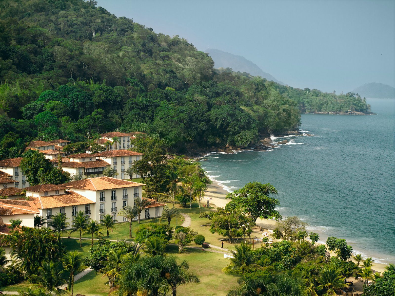 Côte verdoyante et village Club Med au Brésil