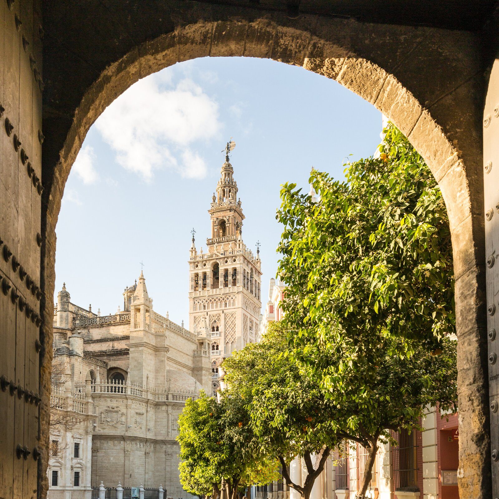 La Giralda de Séville vue à travers une arche