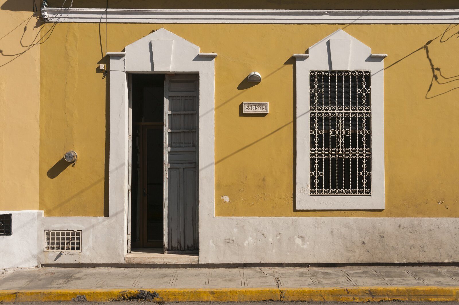 Façade coloniale colorée d