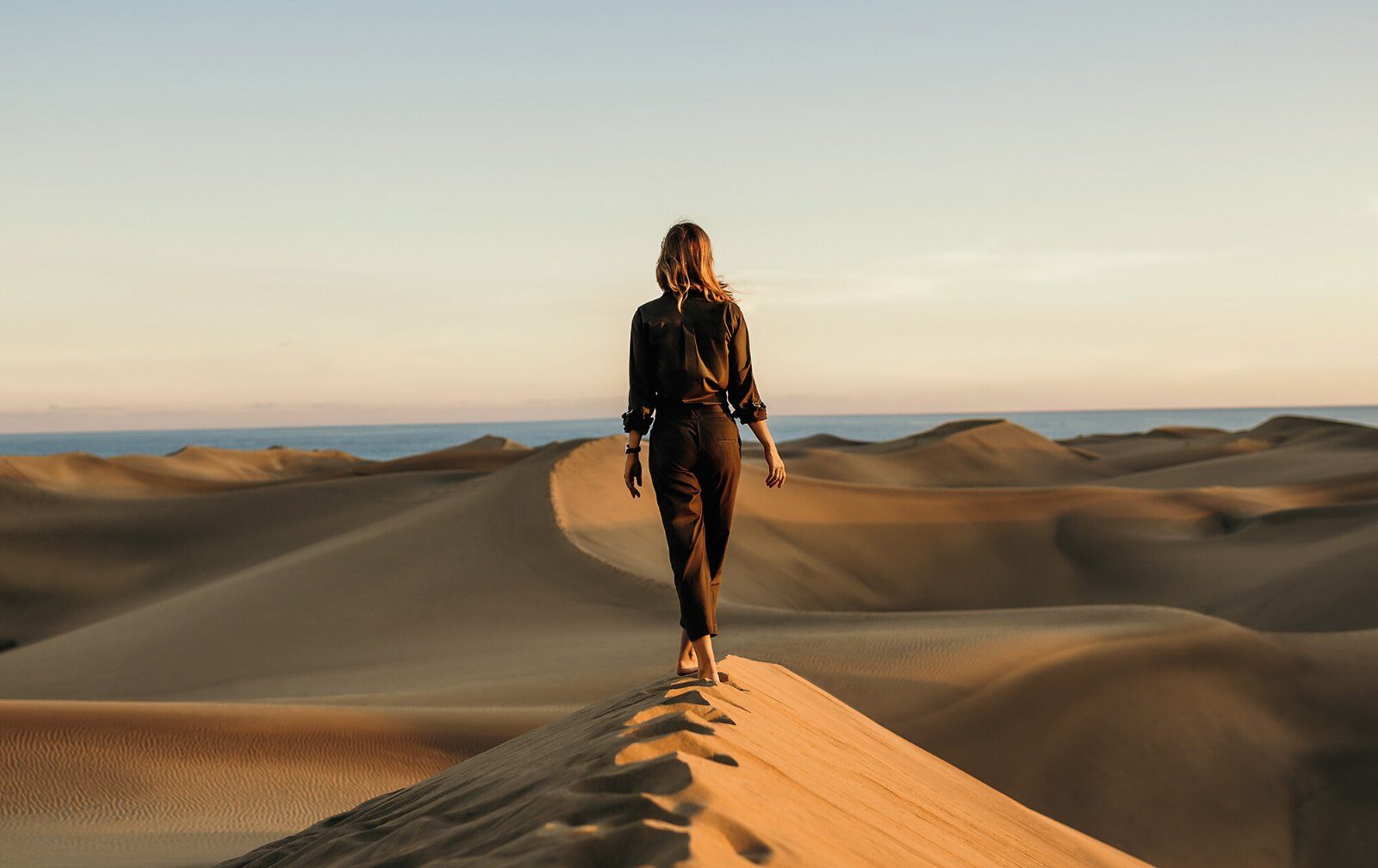 Marcheuse sur les dunes du désert marocain