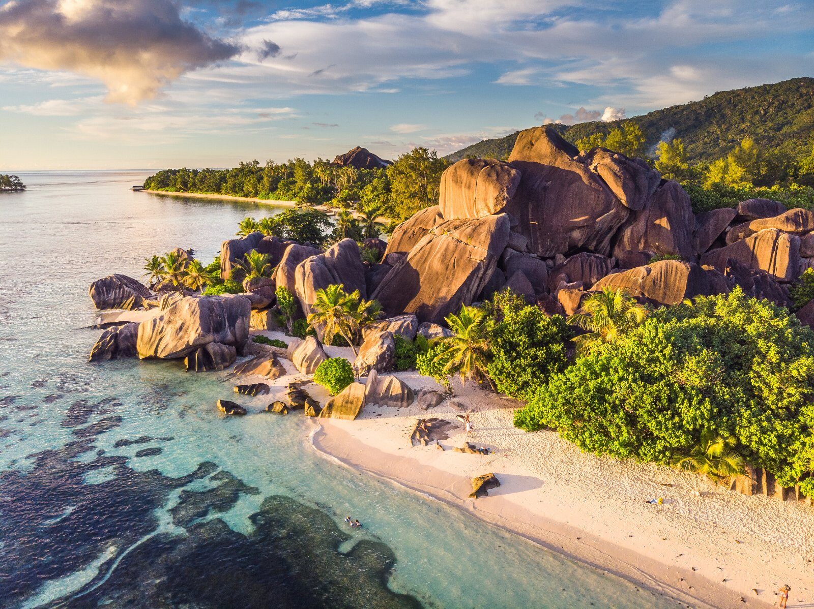 Plage et rochers de granit aux Seychelles