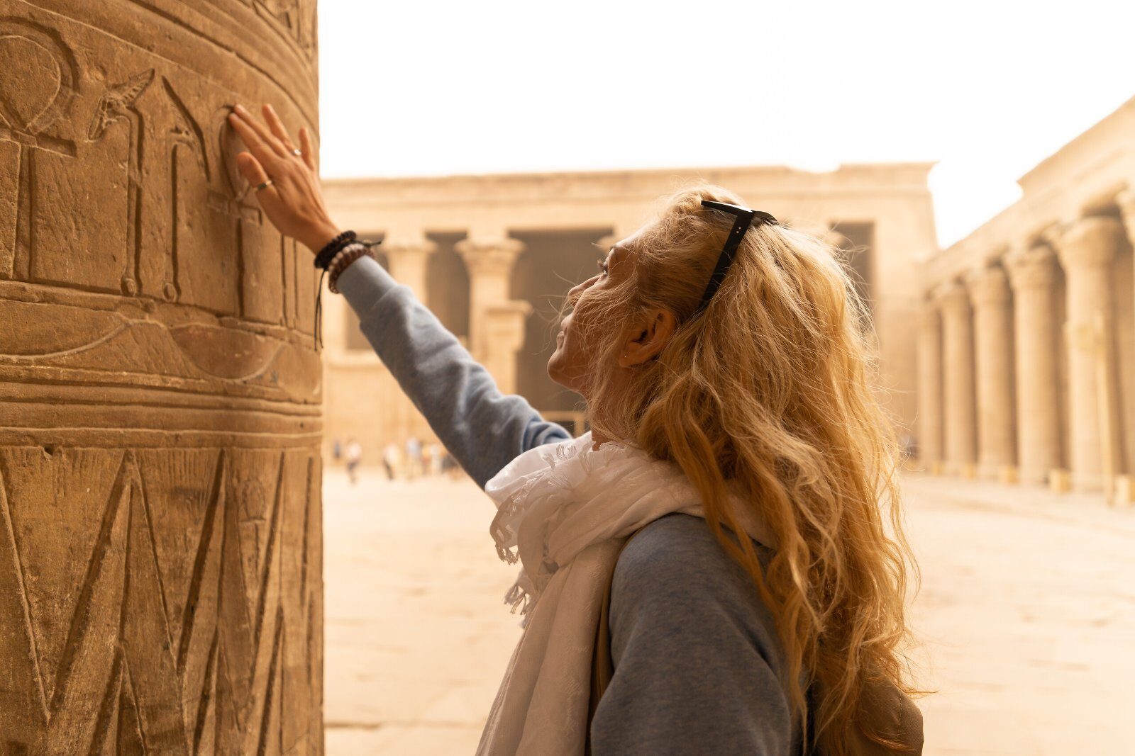 Voyageuse devant les colonnes gravées d