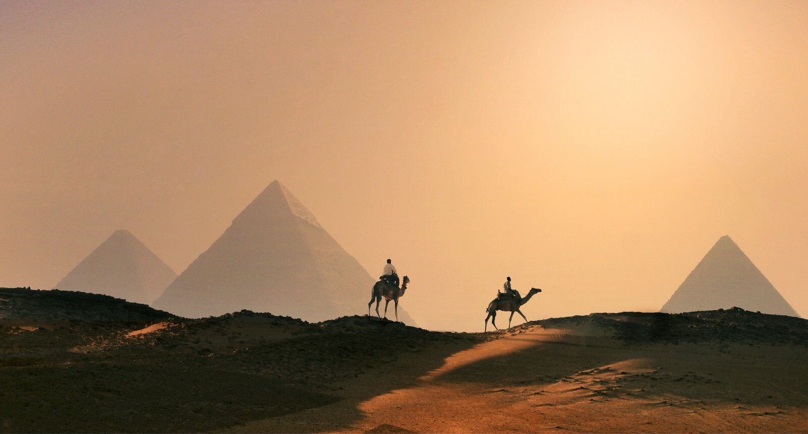 Pyramides de Gizeh au coucher du soleil