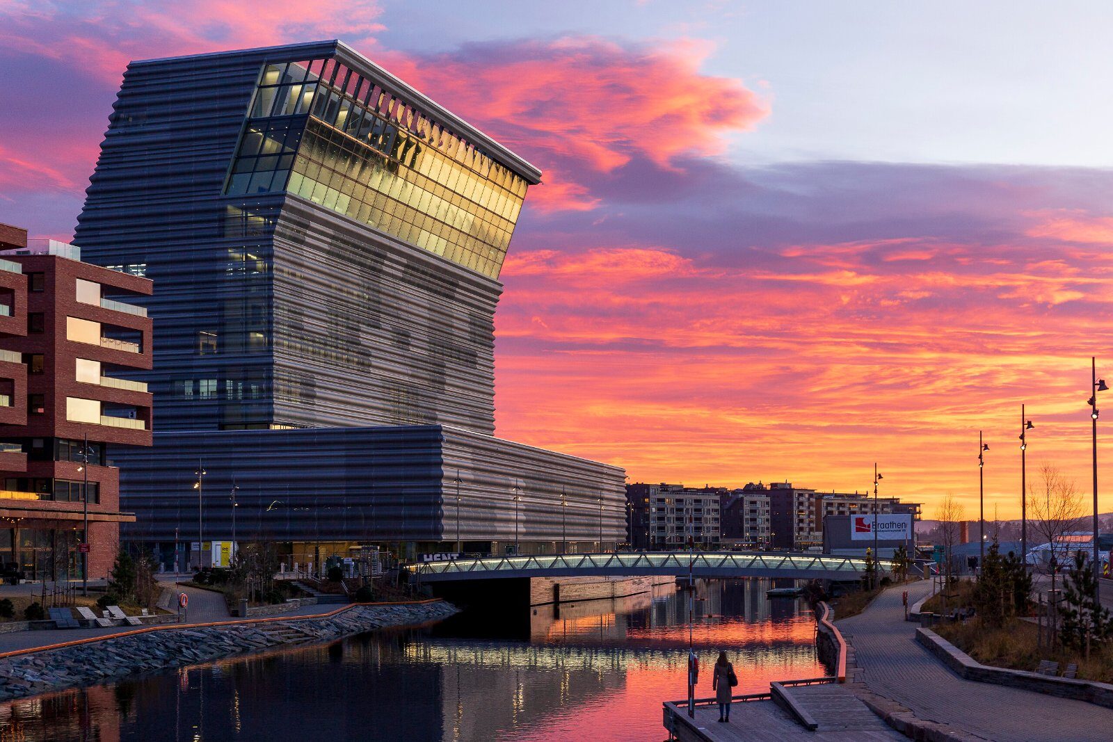 Architecture moderne au coucher du soleil en Norvège