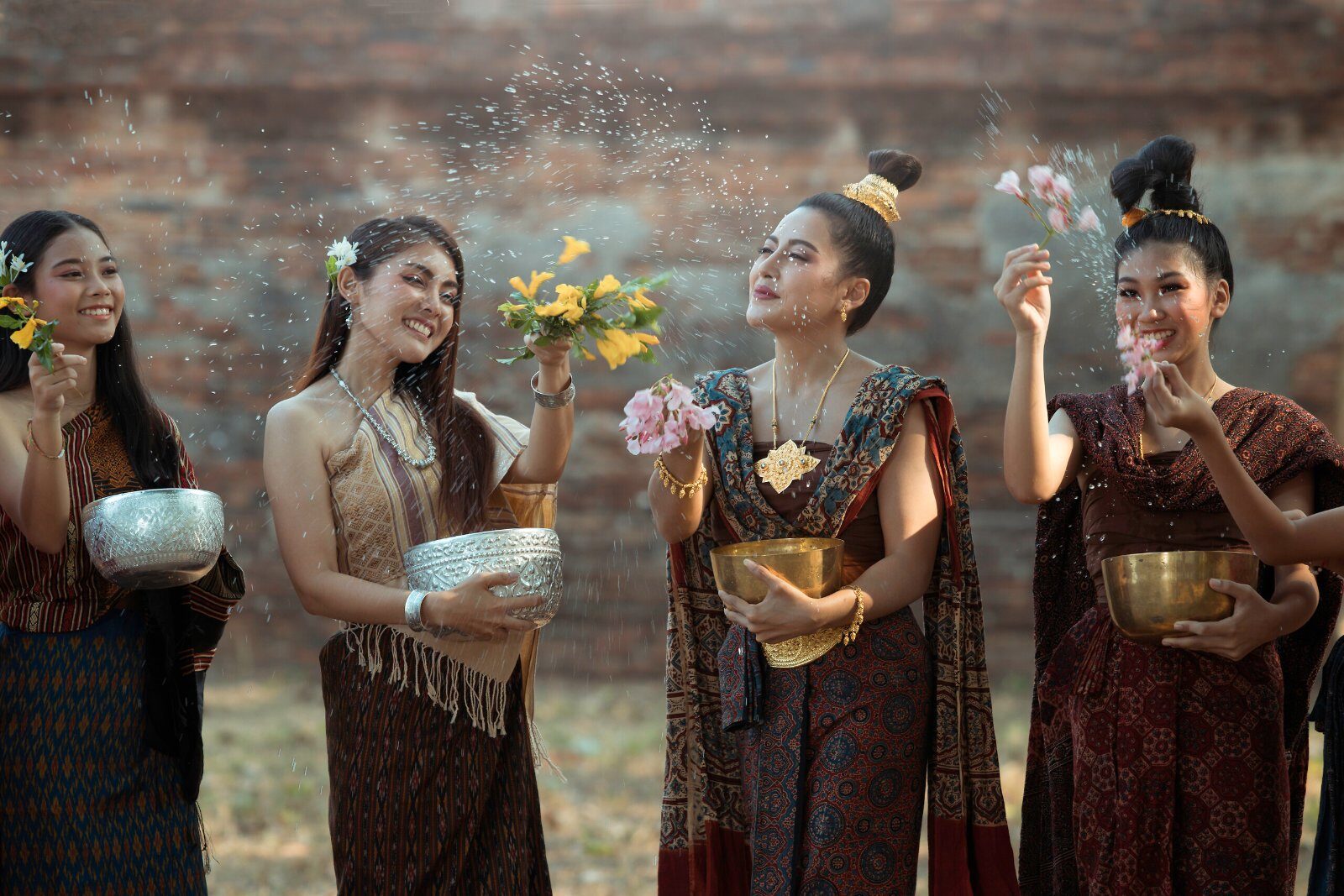 Femmes en costume traditionnel thaïlandais