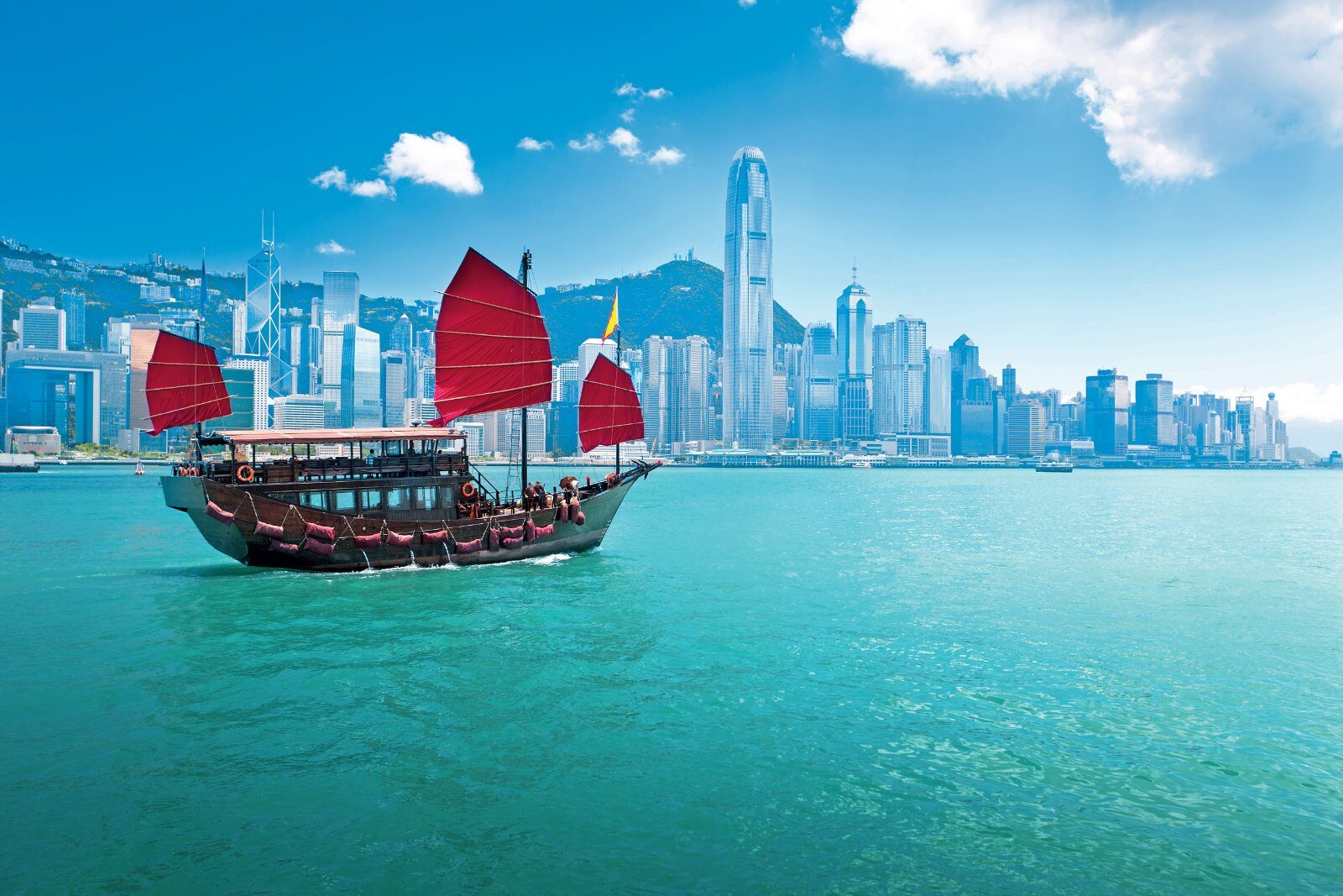 Jonque aux voiles rouges dans le port de Hong Kong