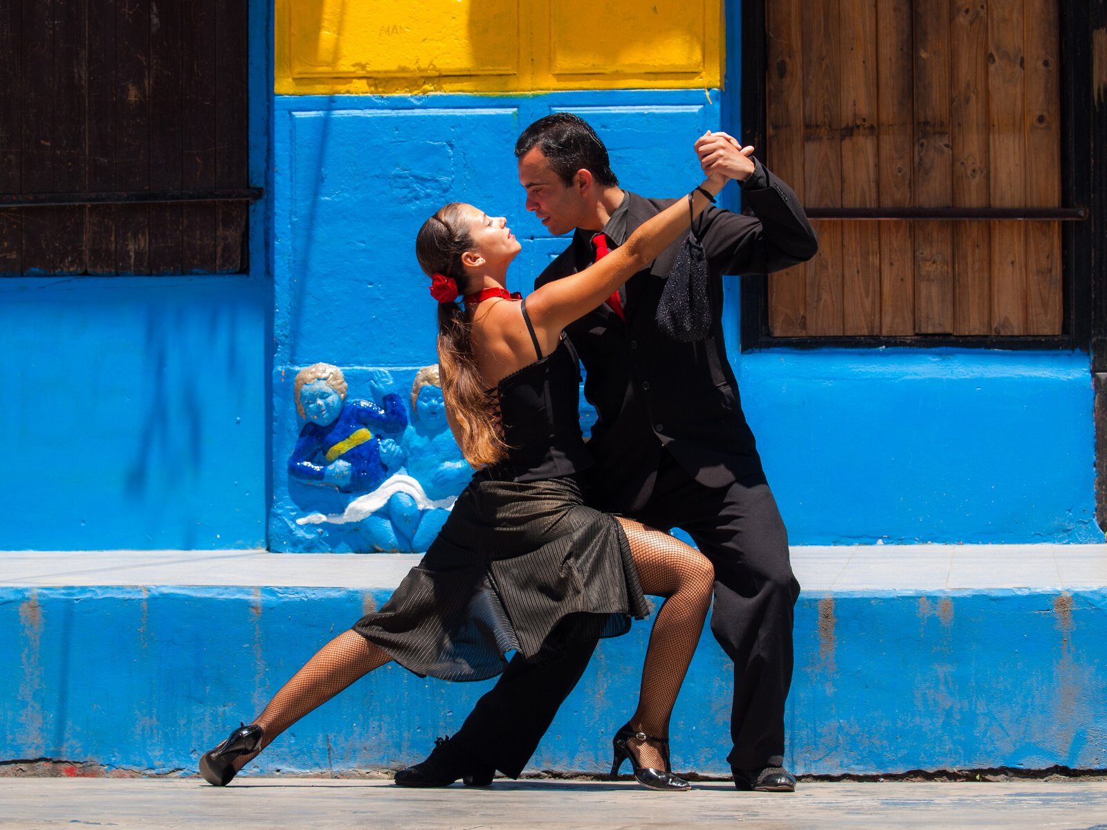 Couple dansant le tango dans une rue colorée de Buenos Aires