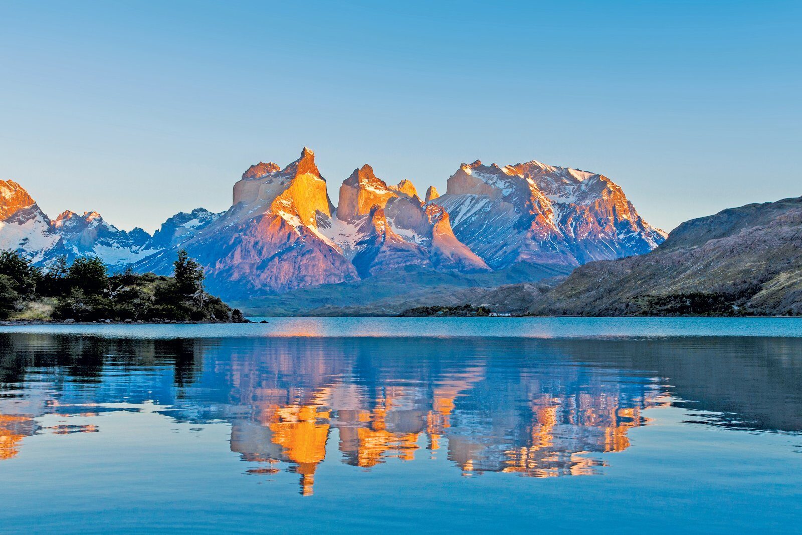 Lac et sommets enneigés de Patagonie