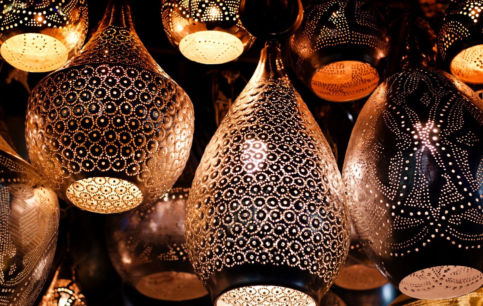 Lanternes ciselées dans un souk du Caire