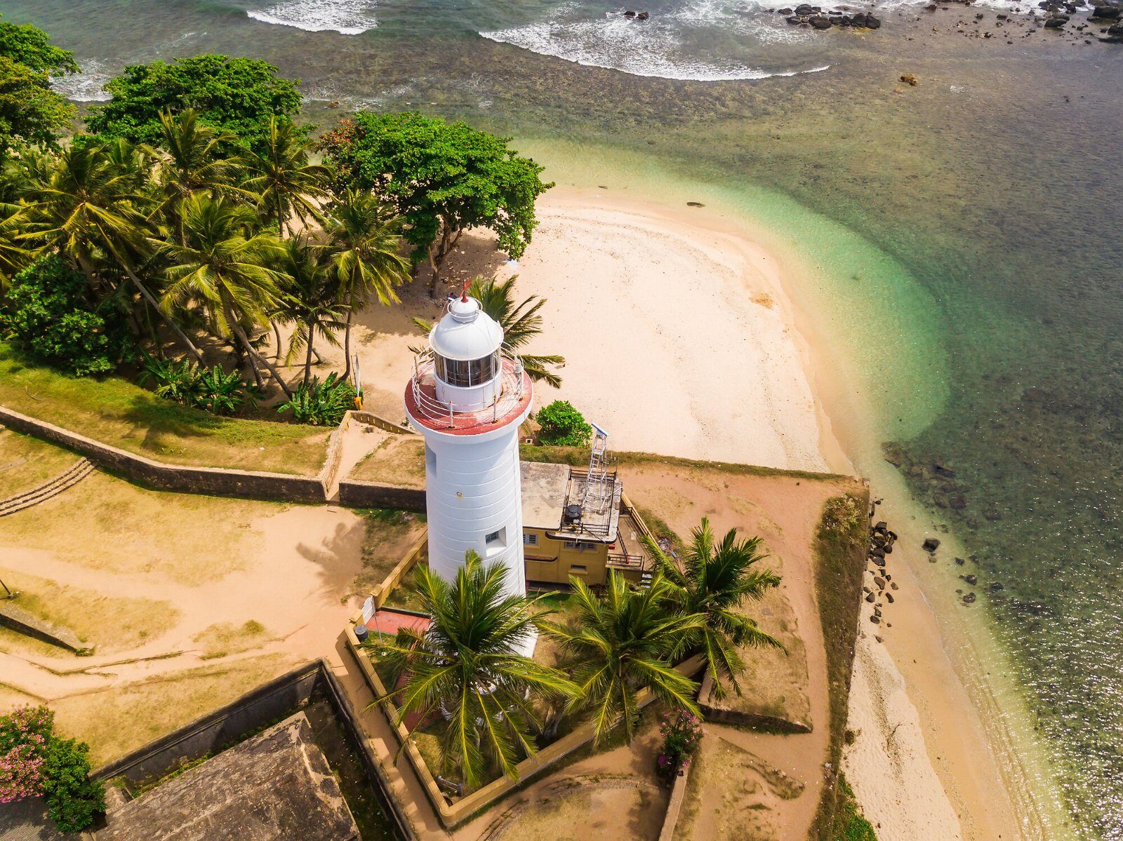 Plage bordée de palmiers sur la côte du Sri Lanka