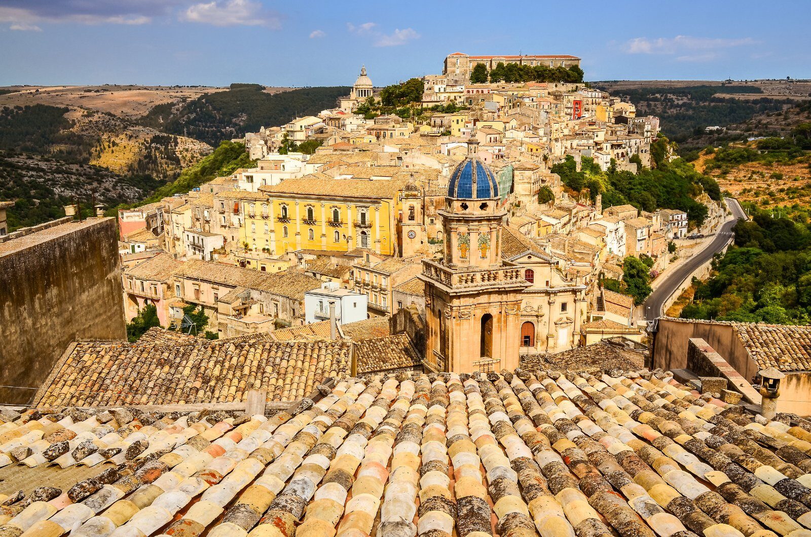 Ville baroque accrochée à une colline de Sicile