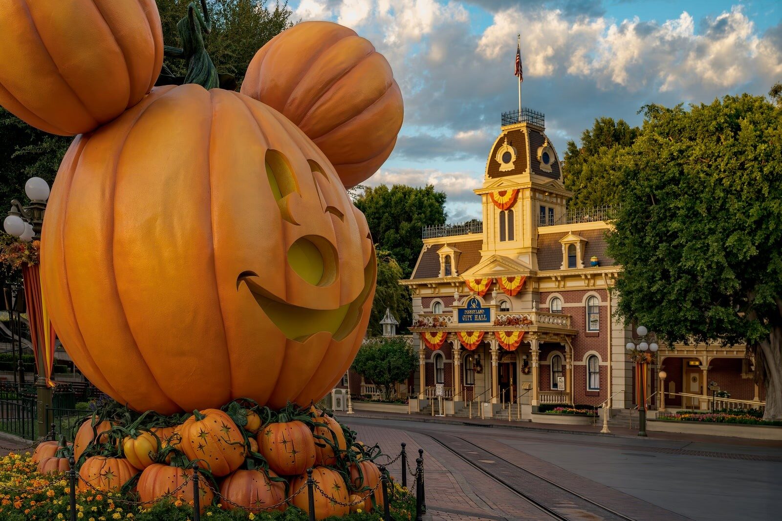 La grande citrouille de Mickey installée sur Main Street, U.S.A. pendant la saison de l'Halloween La grande citrouille de Mickey installée sur Main Street, U.S.A. pendant la saison de l'Halloween