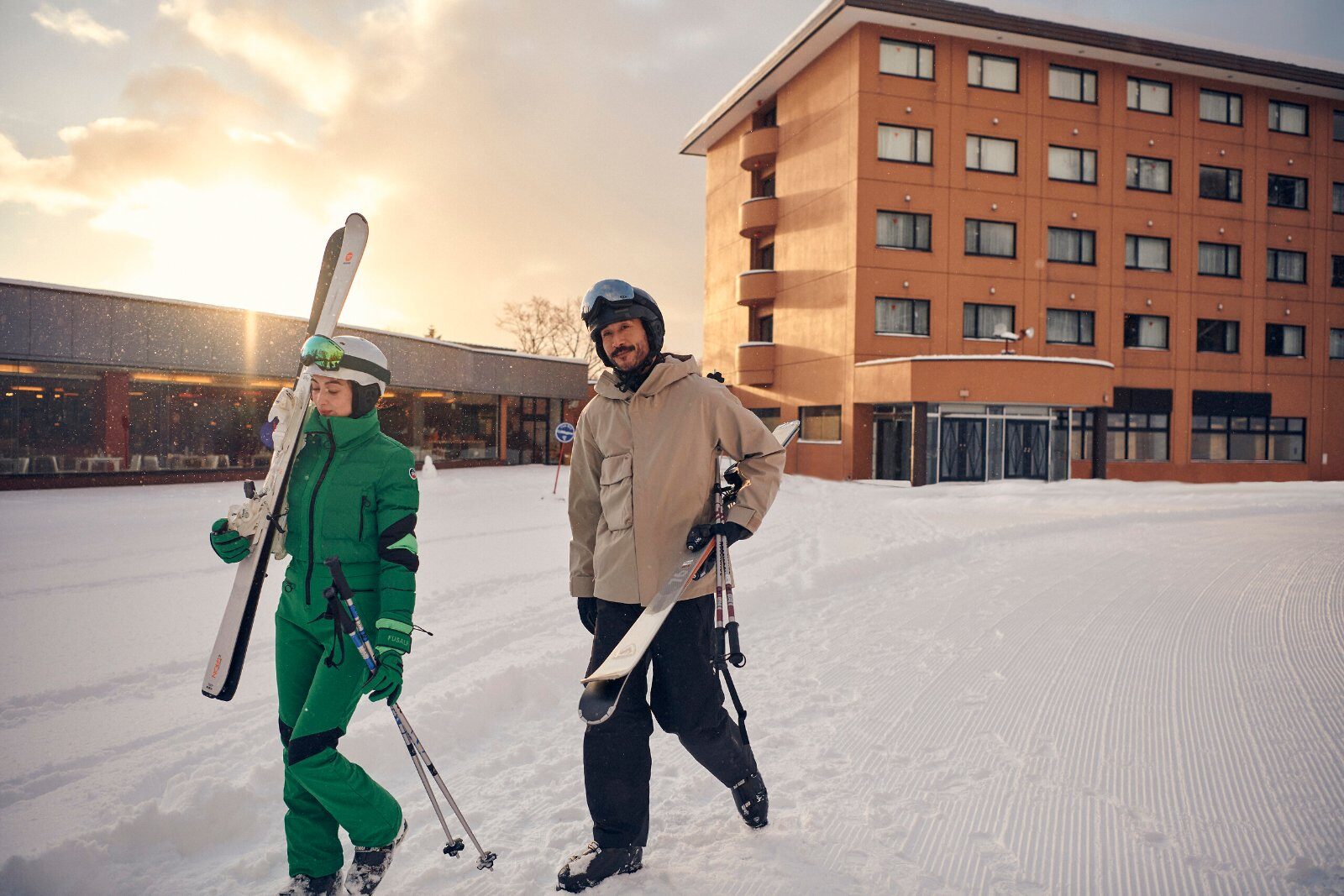 Skieurs devant le Club Med Sahoro Hokkaido
