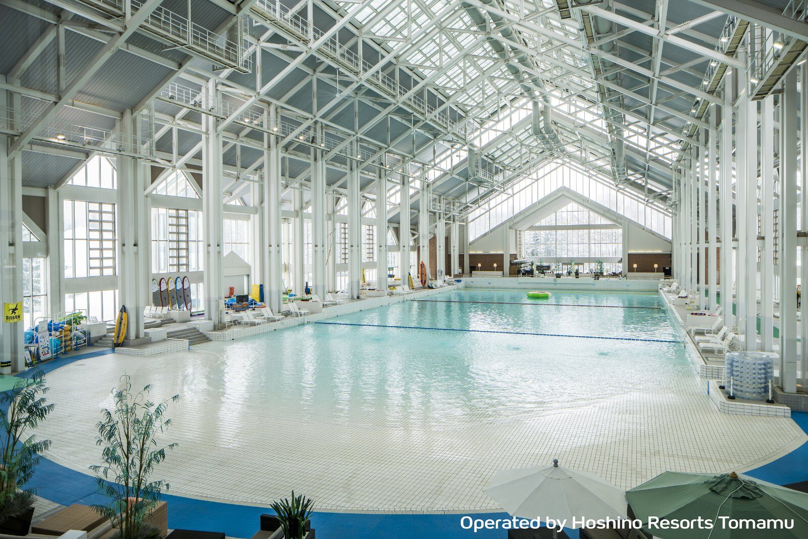Large indoor wave pool at Tomamu
