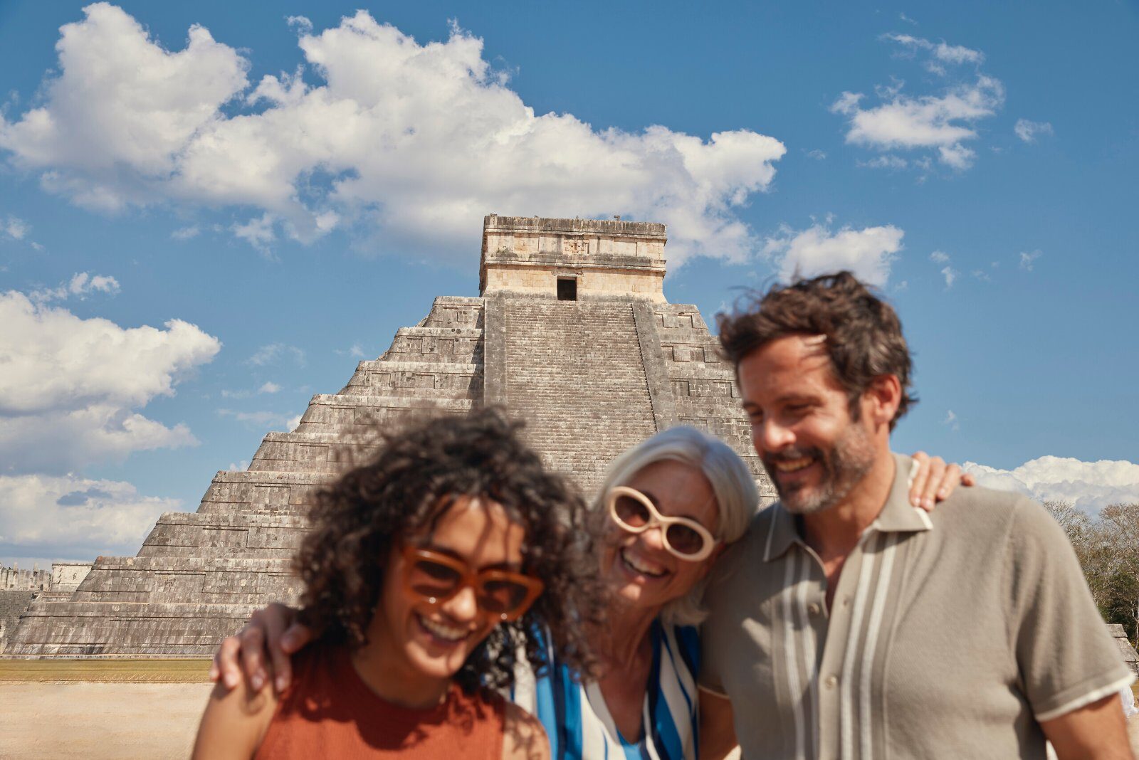 Travellers in front of the Chichén Itzá pyramid