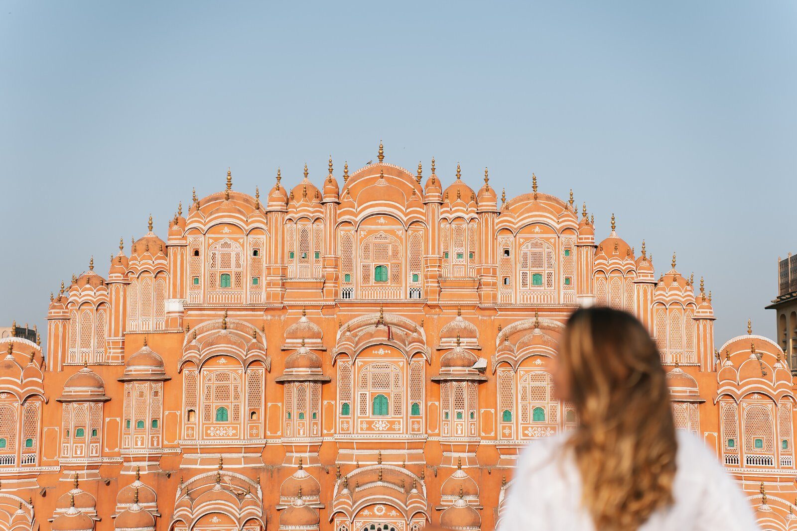 Traveller in front of the Palace of the Winds, Jaipur