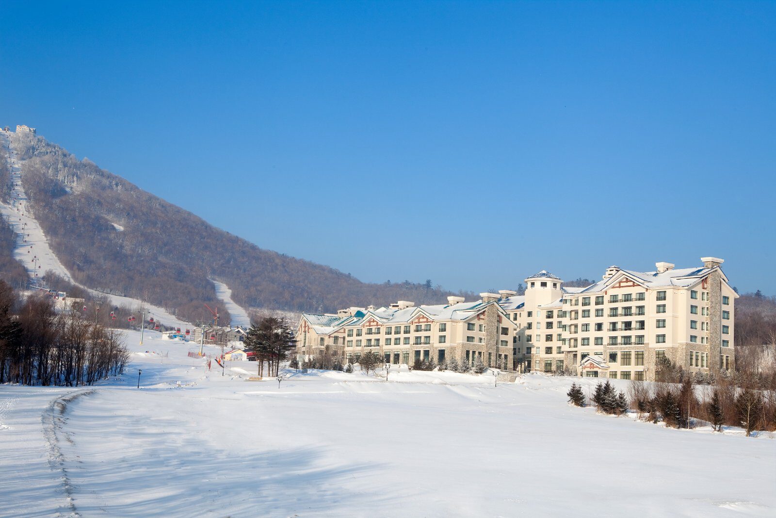 Club Med Yabuli at the foot of the snowy slopes