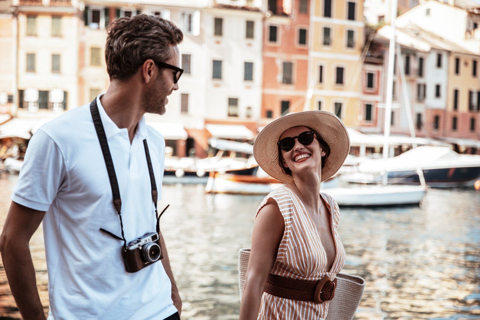 Couple en promenade dans un port coloré de la Riviera italienne