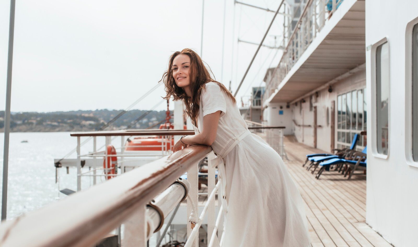 Passagère accoudée au bastingage du Club Med 2 en pleine mer