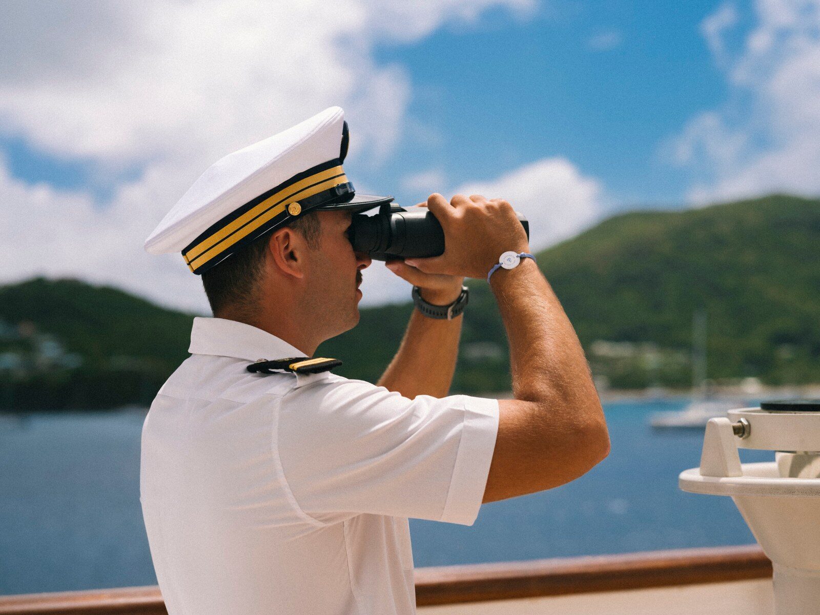 Officier du Club Med 2 aux jumelles sur le pont Officier du Club Med 2 aux jumelles sur le pont