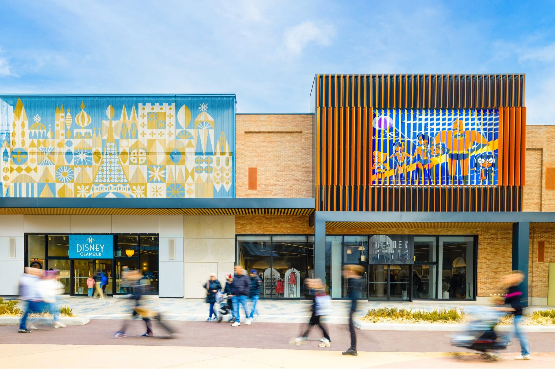 Façades des boutiques Disney Style et Disney Glamour à Disney Village, avec leurs fresques colorées. Photo : ©Disney/Pixar. Façades des boutiques Disney Style et Disney Glamour à Disney Village, avec leurs fresques colorées. Photo : ©Disney/Pixar.