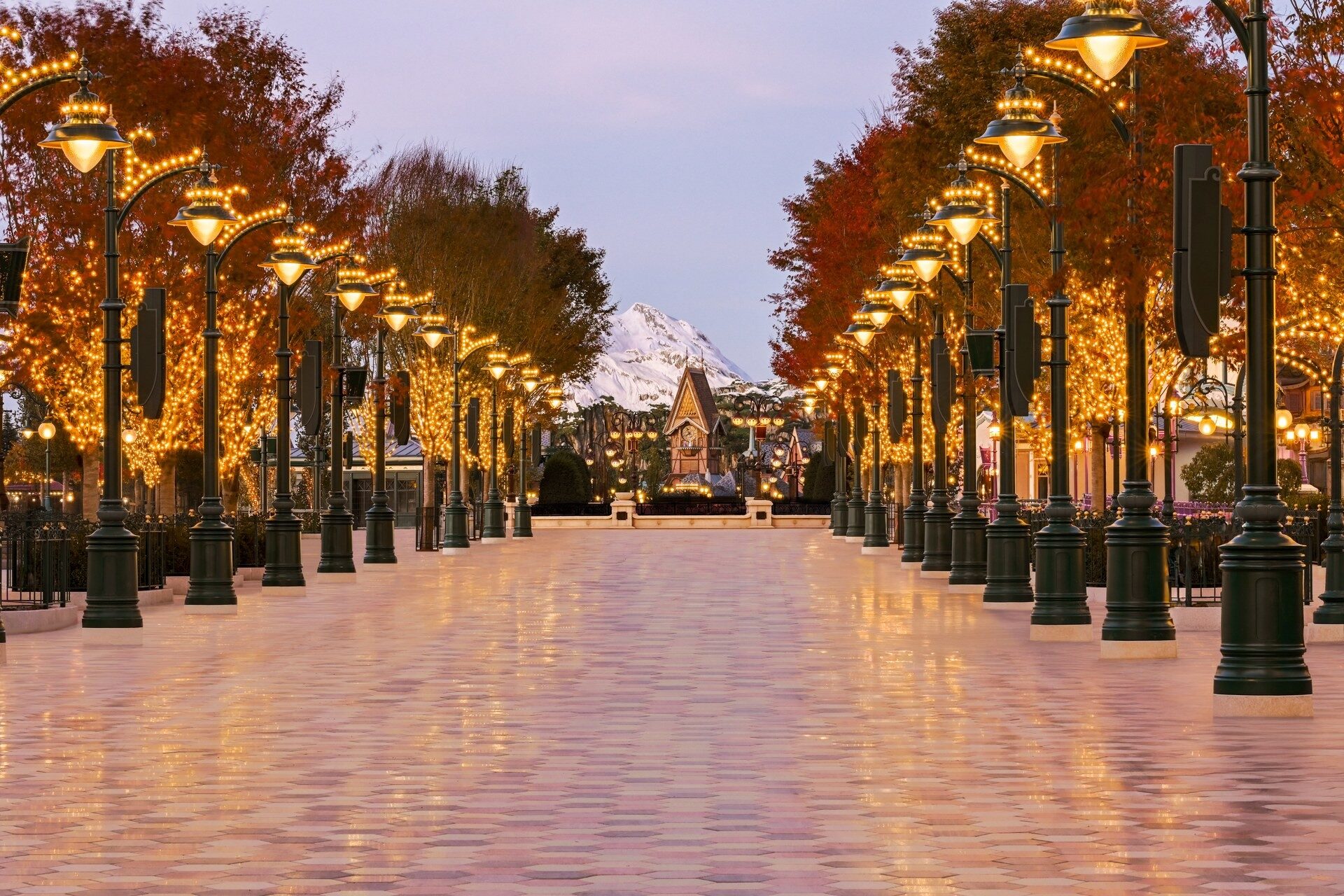 Adventure Way, l'allée bordée de lampadaires et d'arbres aux couleurs d'automne qui mène vers Adventure Bay, à Disney Adventure World. Photo : ©Disney. Adventure Way, l'allée bordée de lampadaires et d'arbres aux couleurs d'automne qui mène vers Adventure Bay, à Disney Adventure World. Photo : ©Disney.