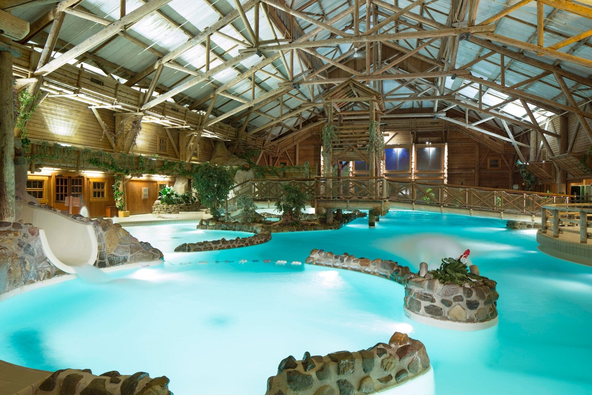 La Blue Springs Pool du Disney Davy Crockett Ranch, une piscine intérieure aux allures de lagon, entre rochers et charpente de bois. Photo : ©Disney. La Blue Springs Pool du Disney Davy Crockett Ranch, une piscine intérieure aux allures de lagon, entre rochers et charpente de bois. Photo : ©Disney.
