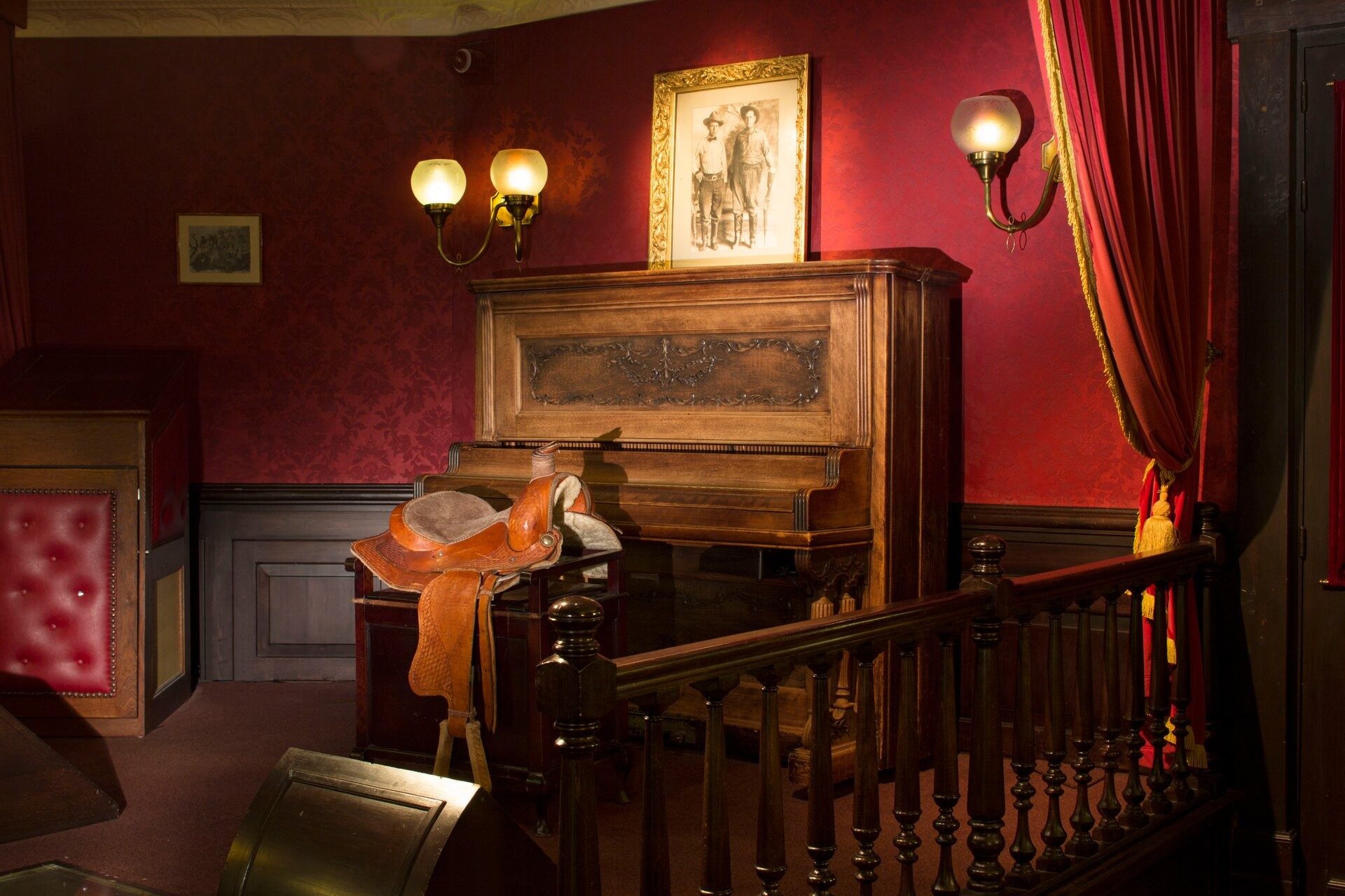 Le Red Garter Saloon du Disney Hotel Cheyenne, avec son vieux piano, sa selle de cuir et ses rideaux de velours rouge. Photo : ©Disney. Le Red Garter Saloon du Disney Hotel Cheyenne, avec son vieux piano, sa selle de cuir et ses rideaux de velours rouge. Photo : ©Disney.