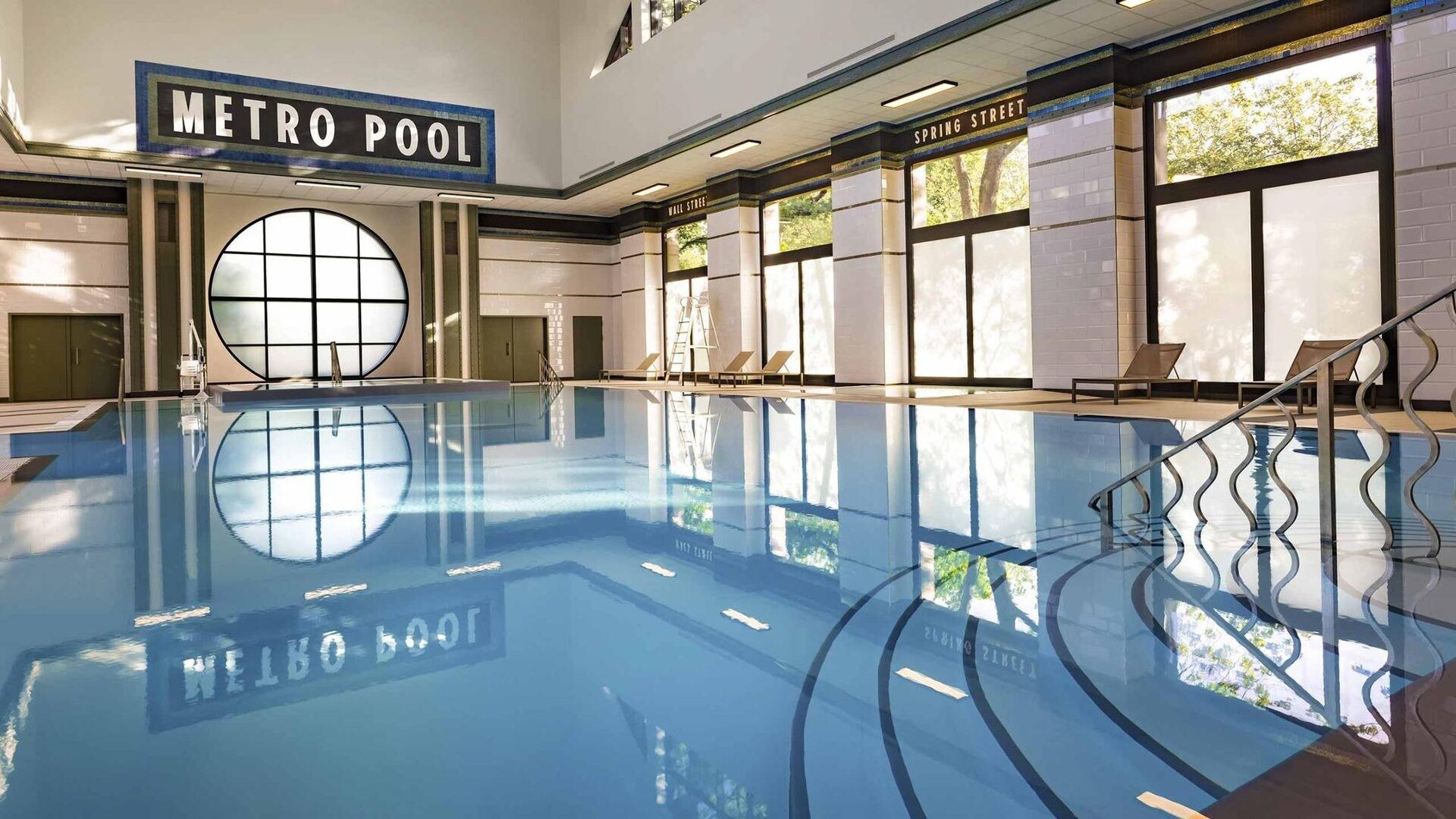 La Metro Pool du Disney Hotel New York – The Art of Marvel, une piscine intérieure chauffée au décor de station de métro new-yorkaise. Photo : ©Disney. La Metro Pool du Disney Hotel New York – The Art of Marvel, une piscine intérieure chauffée au décor de station de métro new-yorkaise. Photo : ©Disney.