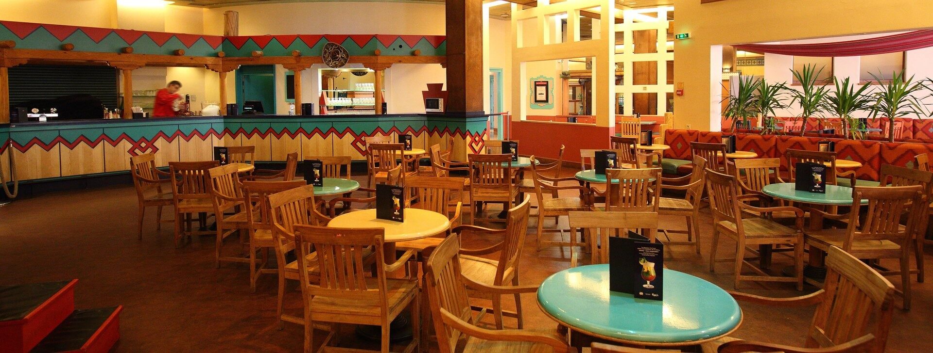 Le Rio Grande Bar du Disney Hotel Santa Fe, une grande salle aux couleurs du Sud-Ouest américain avec ses tables rondes turquoise. Photo : ©Disney. Le Rio Grande Bar du Disney Hotel Santa Fe, une grande salle aux couleurs du Sud-Ouest américain avec ses tables rondes turquoise. Photo : ©Disney.