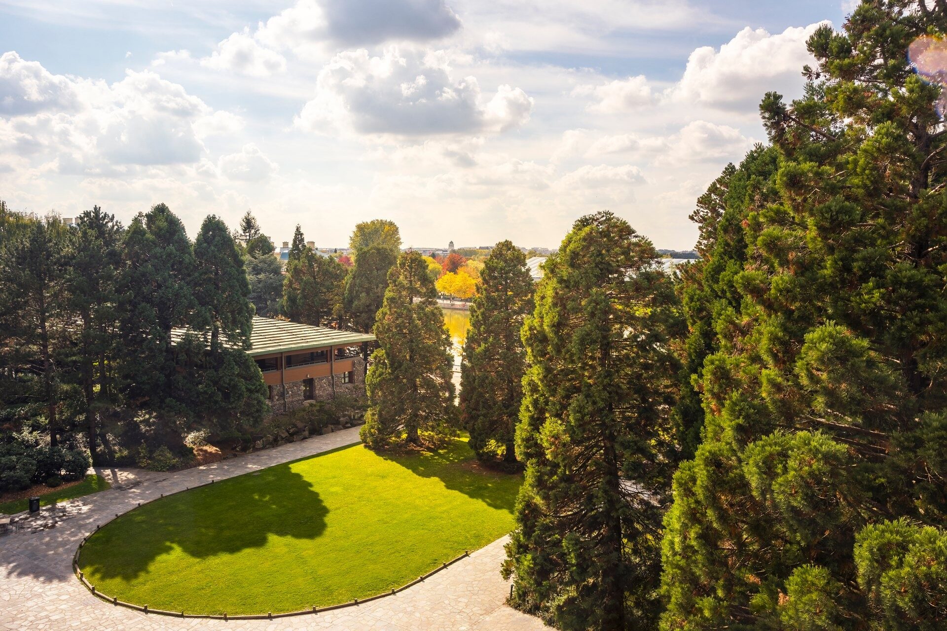 Les jardins du Disney Sequoia Lodge vus d
