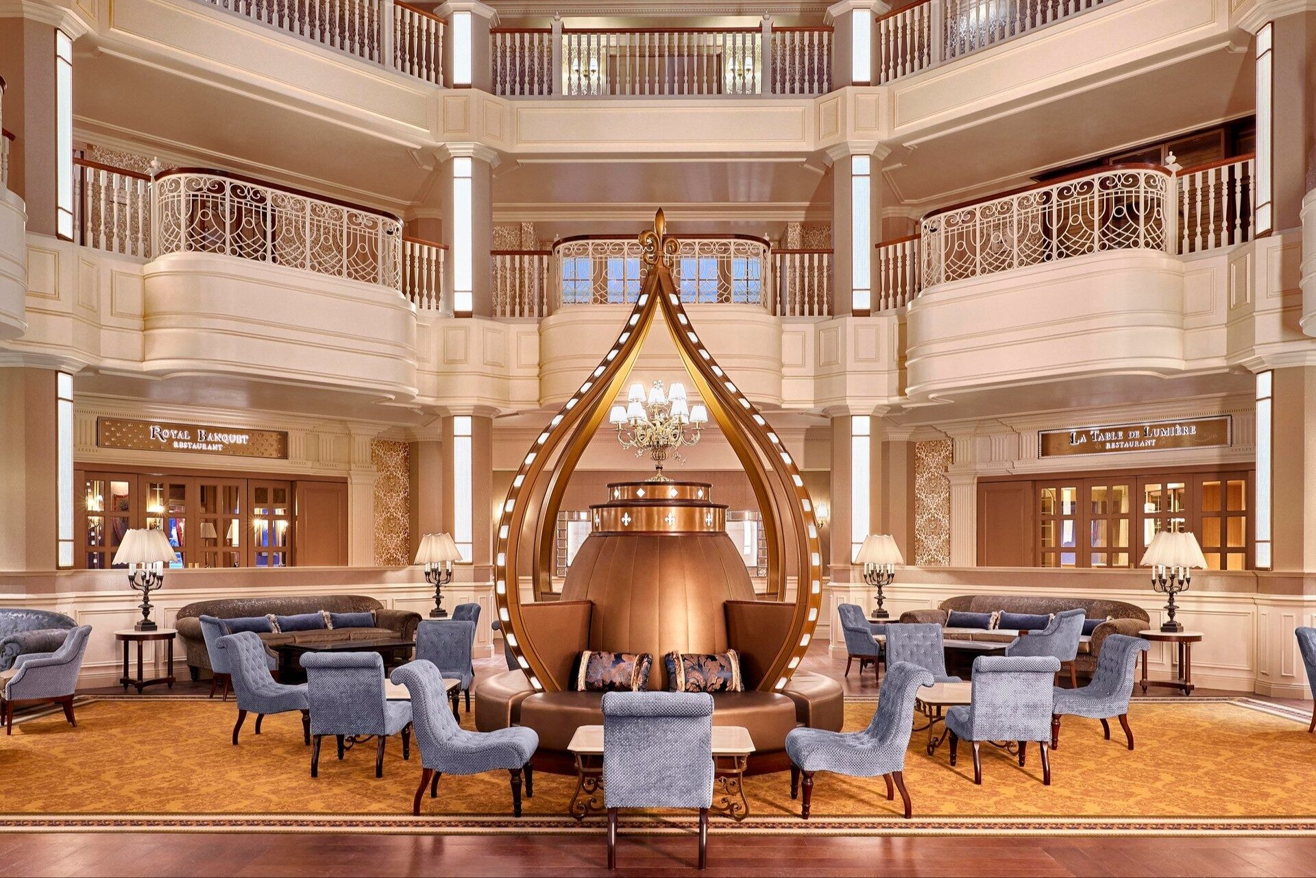 The lounge on the restaurant floor of Disneyland Hotel, between the entrances to Royal Banquet and La Table de Lumière, with its tall golden centrepiece.