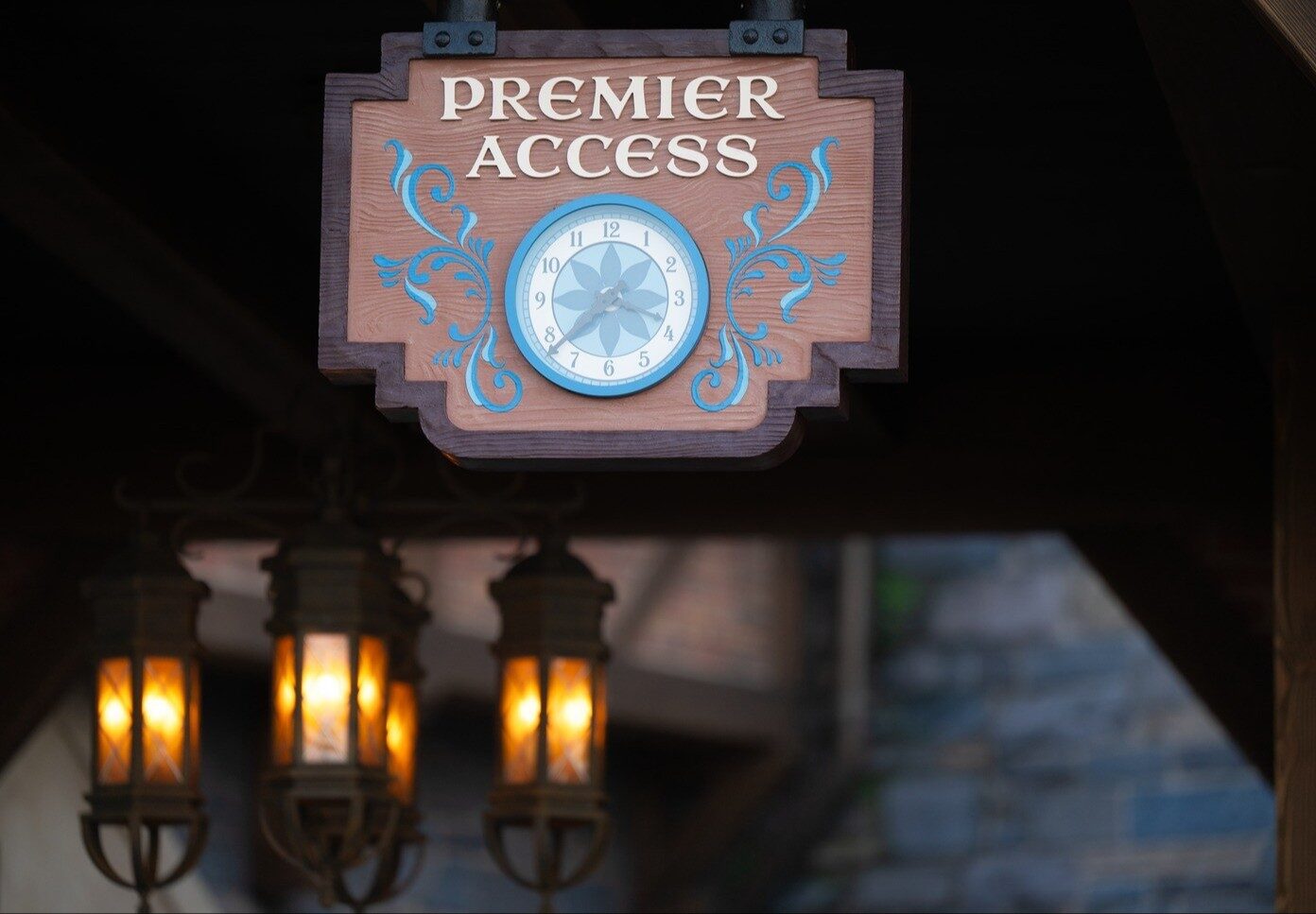 L'enseigne en bois Premier Access, ornée d'une horloge, à l'entrée d'une file d'attraction de World of Frozen. Photo : ©Disney. L'enseigne en bois Premier Access, ornée d'une horloge, à l'entrée d'une file d'attraction de World of Frozen. Photo : ©Disney.