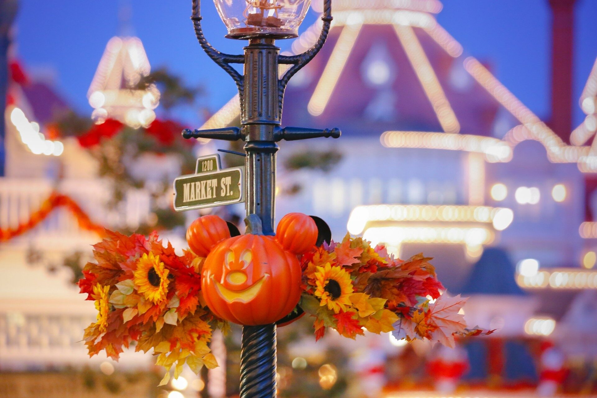 Une citrouille en forme de tête de Mickey et des tournesols décorent un lampadaire de Main Street, U.S.A. pendant le Disney Halloween Festival. Photo : ©Disney. Une citrouille en forme de tête de Mickey et des tournesols décorent un lampadaire de Main Street, U.S.A. pendant le Disney Halloween Festival. Photo : ©Disney.