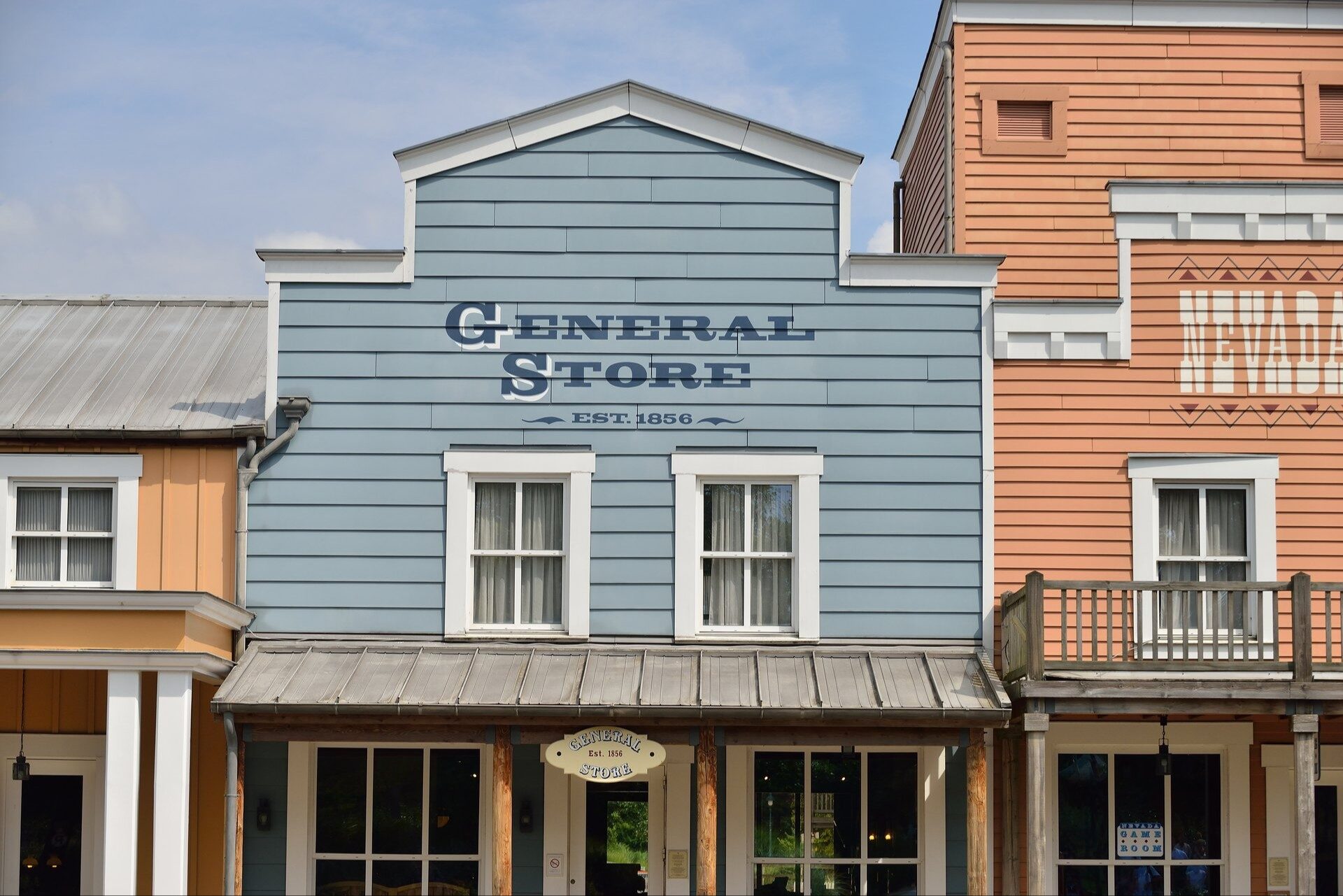Les façades en bois du Disney Hotel Cheyenne, dont celle du General Store, comme dans une rue de village de l'Ouest américain. Photo : ©Disney. Les façades en bois du Disney Hotel Cheyenne, dont celle du General Store, comme dans une rue de village de l'Ouest américain. Photo : ©Disney.