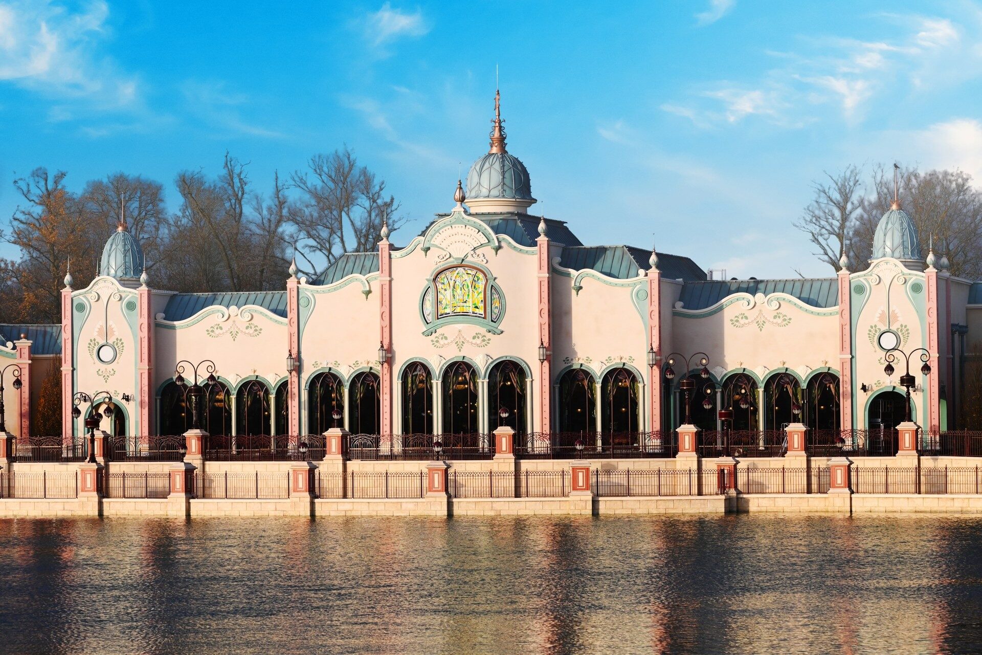 The Regal View Restaurant & Lounge, à Disney Adventure World, un grand pavillon rose et blanc au bord du lac Adventure Bay. Photo : ©Disney. The Regal View Restaurant & Lounge, à Disney Adventure World, un grand pavillon rose et blanc au bord du lac Adventure Bay. Photo : ©Disney.