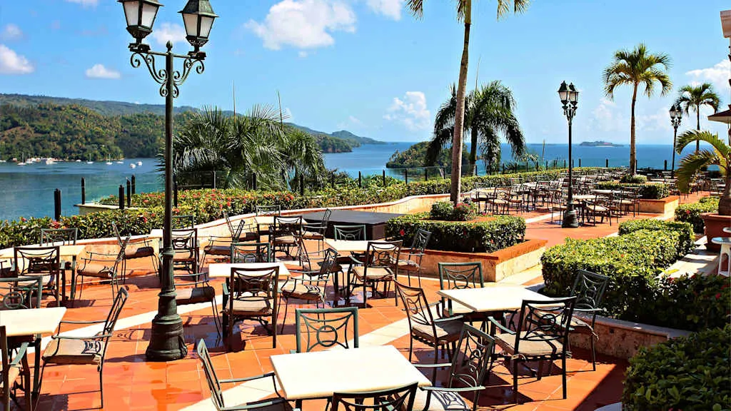 Une zone a manger extérieure au Eurostars Grand Cayacoa Samana avec Voyages Aqua Terra