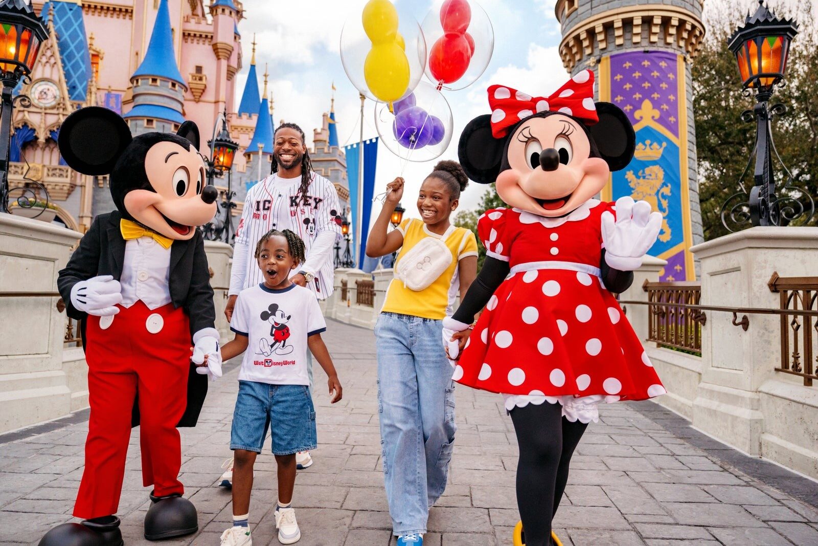 Une famille devant le château de Cendrillon, au parc Magic Kingdom du Walt Disney World Resort en Floride Une famille devant le château de Cendrillon, au parc Magic Kingdom du Walt Disney World Resort en Floride
