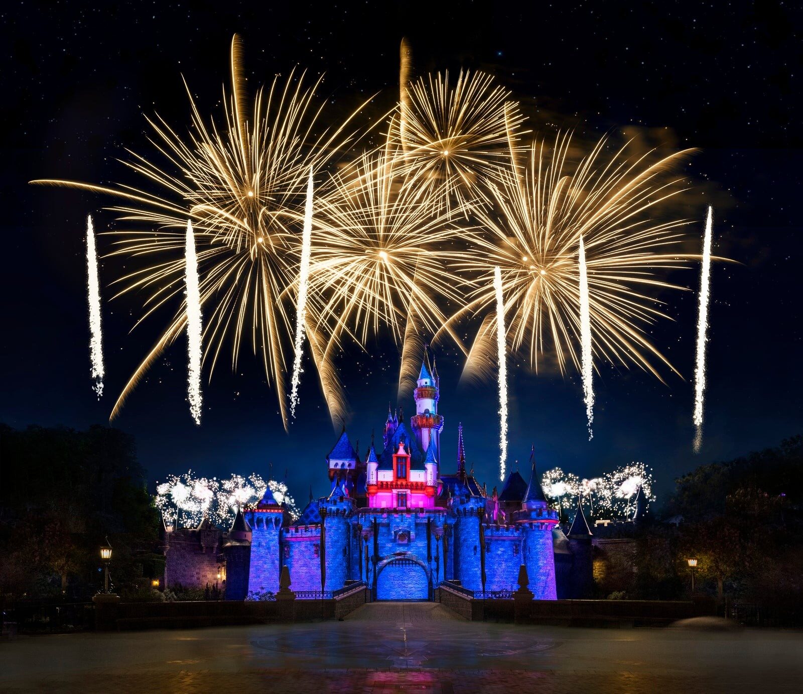 Le château de la Belle au bois dormant illuminé sous les feux d'artifice, au parc Disneyland en Californie Le château de la Belle au bois dormant illuminé sous les feux d'artifice, au parc Disneyland en Californie